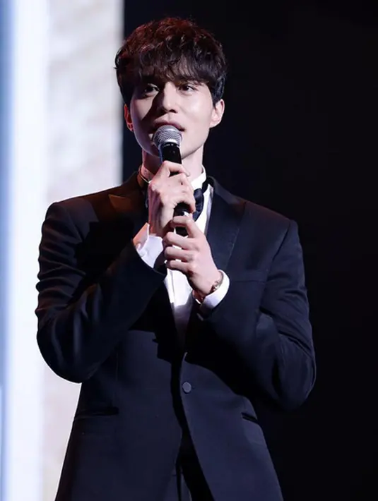 “Sejujurnya, aku ragu untuk mengatakan ini pada fans karena aku ingin terlihat baik-baik saja. namun aku hanya manusia biasa yang tak bisa terus seperti ini,” tambah Lee Dong Wook. (Instagram/leedongwook_official)