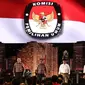 Cagub DKI Jakarta nomor 1 Agus Harimurti Yudhoyono-Sylviana, nomor 2 Basuki T Purnama-Djarot Saiful Hidayat, dan nomor 3 Anies Baswedan-Sandiaga Uno menyanyikan lagu Indonesia Raya saat debat Cagub DKI-Jakarta, Jumat (13/1). (Liputan6.com/Faizal Fanani)