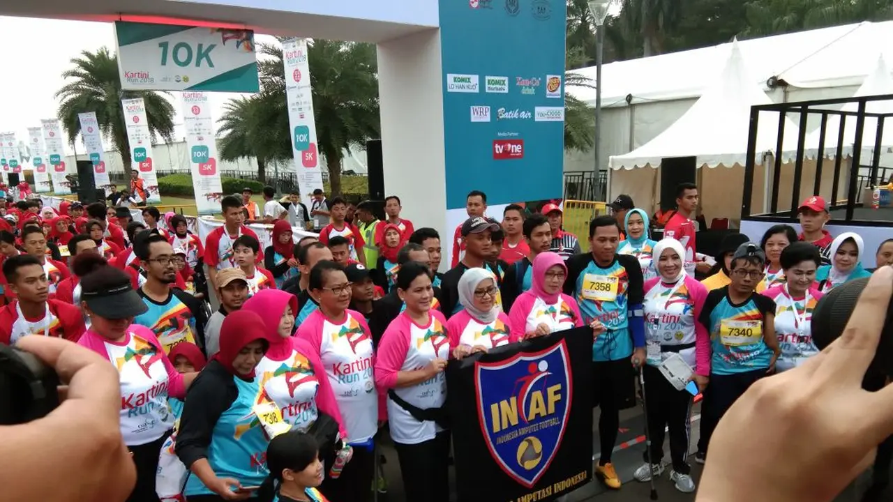 Ibu Negara Iriana Jokowi bersama Istri Wakil Presiden Mufida Kalla dan Ketua Yayasan Kemala Bhayangkari (YKB) yang juga istri Kapolri Tri Tito Karnavian membuka 'Kartini Run 2018'. (Merdeka.com/Ronald)