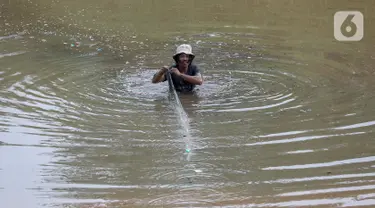 Warga menjaring ikan di galian properti kawasan Kampung Sawah, Ciputat, Tangerang Selatan, Senin (13/7/2020). Masa pandemi Covid-19, warga memanfaatkan waktu luang dengan menjaring ikan untuk menyambung hidup. (Liputan6.com/Fery Pradolo)