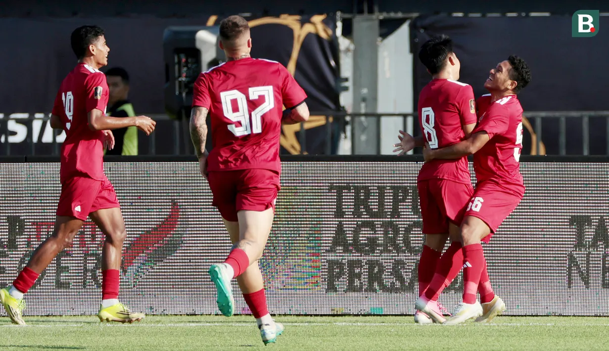 Witan Sulaeman (8) melakukan selebrasi bersama rekan-rekannya usai mencetak gol pembuka Persija Jakarta ke gawang Arema FC pada laga perebutan peringkat ketiga Piala Presiden 2026 di Stadion Kapten I Wayan Dipta, Gianyar, Bali, Kamis (6/8/2026). Gol Witan pada menit ke-6 menjadi awal kemenangan Macan Kemayoran sebelum Persija menutup pertandingan dengan skor 3-1 melalui tambahan gol Arylansyah Abdulmanan dan Victor Dethan untuk memastikan finis di peringkat ketiga. (KapanLagi.com/Budy Santoso)