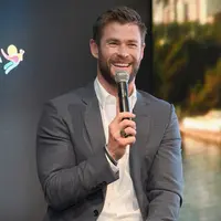 Mengalami kecelakaan, namun untungnya Chris Hemsworth berada dalam kondisi yang baik. Selain itu, ayah dari tiga anak ini juga tidak mengalami luka-luka sedikitpun pada bagian tubuhnya. (AFP/DIMITRIOS KAMBOURIS)