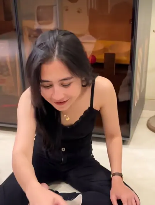Prilly terlihat mengenakan celana panjang hitam dengan atasan tanktop warna senada. Sambil mengadopsi kucing, Prilly mengatakan ukuran celananya mirip dengan anak umur 10 tahun. (Liputan6.com/IG/@prillylatuconsina96)