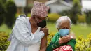 Pasangan lansia berpegangan tangan usai menerima vaksin virus corona COVID-19 AstraZeneca di Kathmandu, Nepal, Senin (9/8/2021). Hingga 8 Agustus 2021, kasus virus corona COVID-19 Nepal mencapai 717.486. (AP Photo/Niranjan Shrestha)