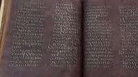 Para ilmuwan umumnya berpikir bahwa ungu Tyrian, yang diekstraksi dari siput laut, digunakan untuk mewarnai lembaran perkamen dari teks suci yang disebut Codex Purpureus Rossanensis. (Rosi Fontana Press Office)