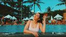 Andrea Dian terlihat menghabiskan waktu dengan berendam di kolam renang. Ia tampil cantik dengan mengenakan busana warna putih. (Foto: instagram.com/ganindrabimo)