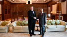 Perdana Menteri Malaysia, Mahathir Mohamad berjabat tangan dengan Menteri Luar Negeri AS Mike Pompeo selama pertemuan mereka di Putrajaya, Kuala Lumpur, Jumat (3/8). Kunjungan Pompeo  untuk mengakhiri lawatan dua hari di Malaysia. (AFP/MANAN VATSYAYANA)
