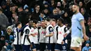 Duel Man City vs Tottenham berakhir 0-4. James Maddison mengemas dua gol kemenangan The Lily Whites, sedangkan sepasang gol lainnya tercatat atas nama Pedro Porro dan Brennan Johnson. (AFP/Paul Ellis)