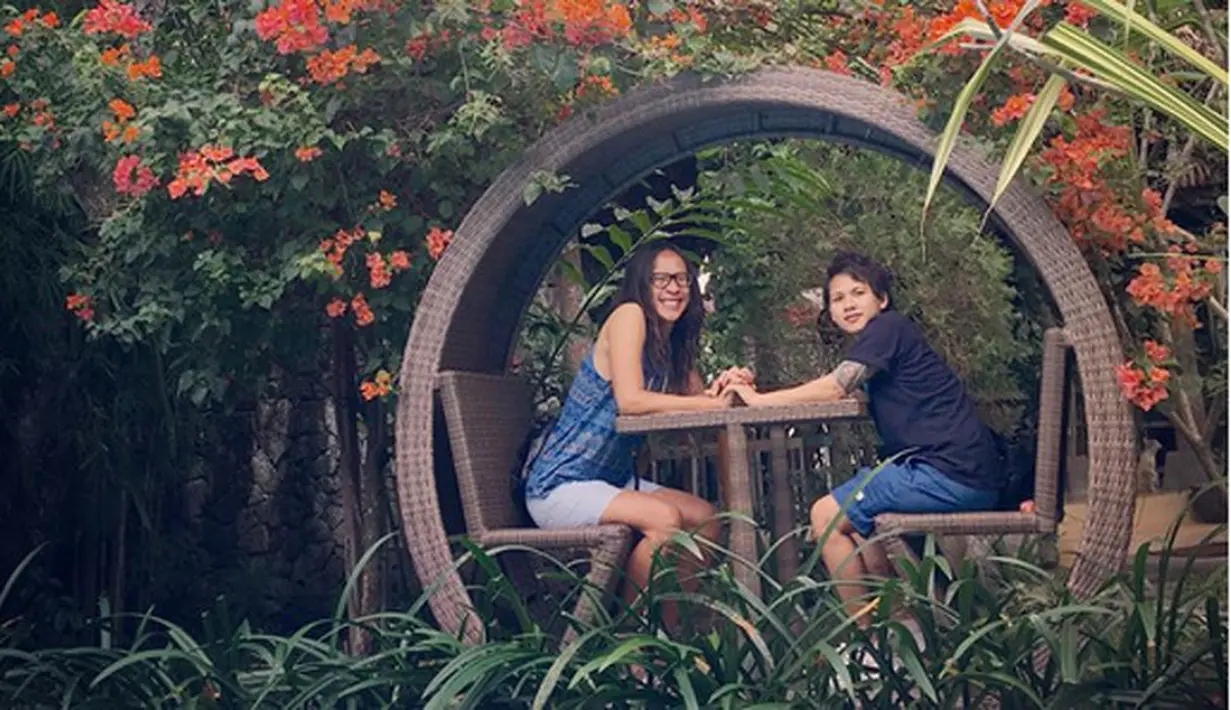 Sejak resmi menikah pada awal Juni 2016 silam, kemesraan pasangan Aming dan istri, Evelyn Nada Anjani sering membuah iri netizen. Saat pasangan ini menikah, keduanya selalu menjadi pergunjingan dalam dunia maya maupun masyarakat.(Instagram/psychodiva2016)