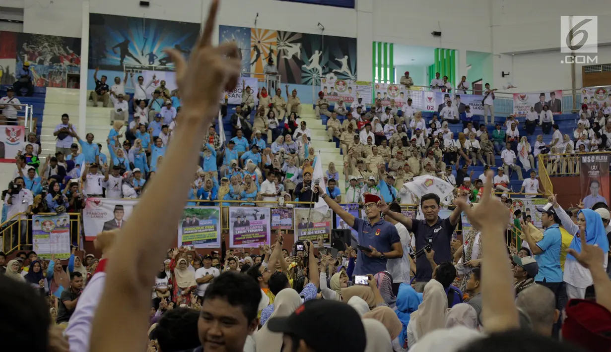 Calon Wakil Presiden nomor urut 02 Sandiaga Uno (peci merah) menyapa pendukungnya saat kampanye terbuka di Gelanggang Remaja Jakarta Utara, Senin (25/3). Ketua Umum PAN Zulkifli Hasan turut hadir mendampingi Sandiaga terkait acara kampanye terbuka di lokasi tersebut. (Liputan6.com/Faizal Fanani)