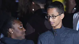 Ahmed Mohamed, remaja asal Texas yang sempat ditahan karena jam buatannya dianggap bom mengunjungi Gedung Putih, Washington, Senin (19/10). Ahmed mendapat undangan pribadi dari Presiden Obama untuk menghadiri 'Astronomy Night'. (AFP PHOTO/Mandel NGAN)