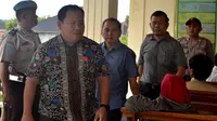 Jhoni Wijaya (baju biru), Terpidana penyuap Gubernur Bengkulu non aktif Ridwan Mukti saat memasuki ruang sidang PN Tipikor Bengkulu (Liputan6.com/Yuliardi Hardjo)