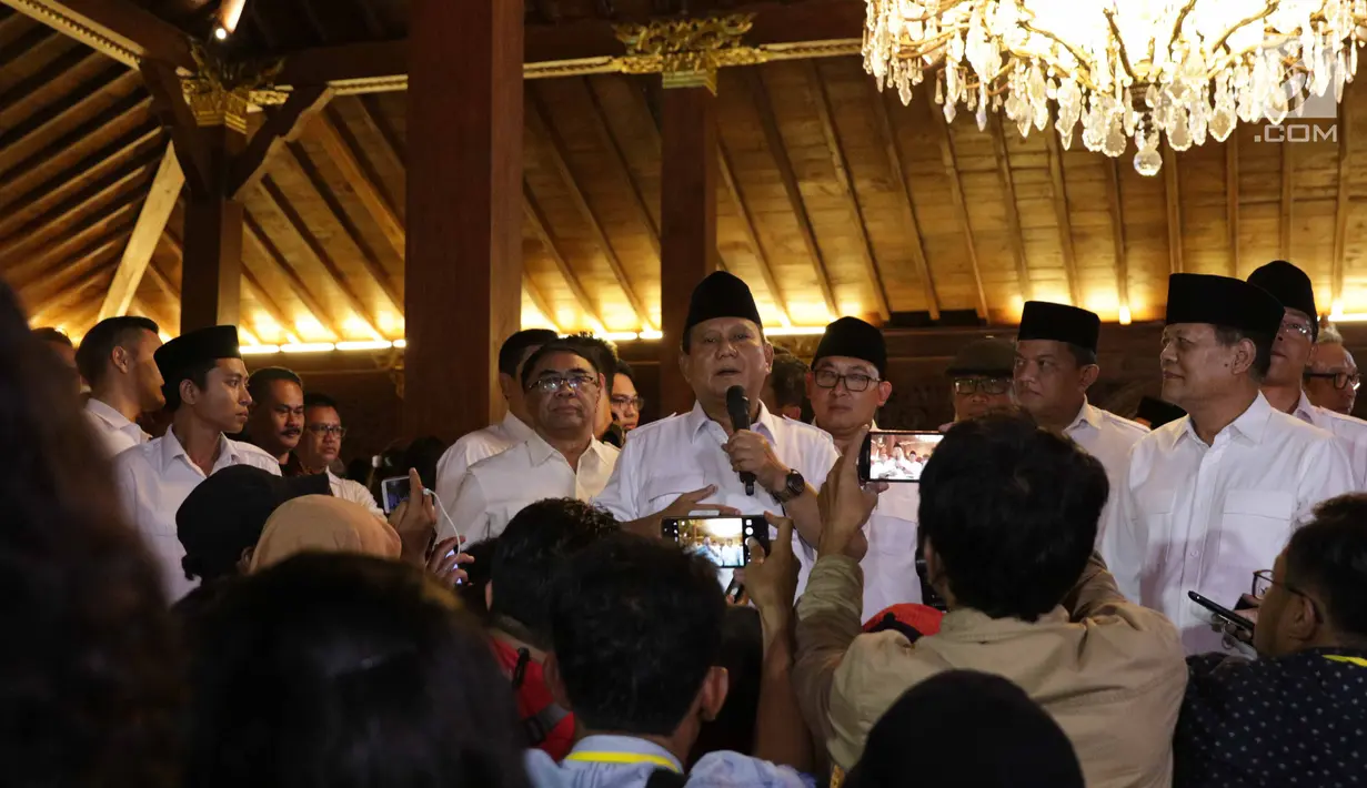 Ketum Partai Gerindra Prabowo Subianto memberikan keterangan pada konferensi pers di Hambalang, Jawa Barat, Sabtu (9/12). Prabowo memperkenalkan Mayjend (Purn) Sudrajat sebagai Calon Gubernur Jawa Barat pada Pilkada 2018. (Liputan6.com/Faizal Fanani)