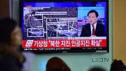 Layar TV menunjukkan laporan berita di sebuah stasiun kereta api di Seoul, Rabu (6/1/2016). Gempa 5,1 SR terdeteksi di dekat tempat uji coba nuklir Korut. Hal itu memicu kekhawatiran bahwa Pyongyang telah melakukan uji coba nuklir lagi (AFP/Jung Yeon-Je)
