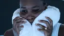 Petenis wanita asal AS, Venus Williams meletakkan handuk ber isi es di lehernya saat istirahat melawan petenis Jerman, Mona Barthel pada kejuaraan tenis Australia Terbuka di Melbourne, Australia, (22/1). (AP Photo/Aaron Favila)