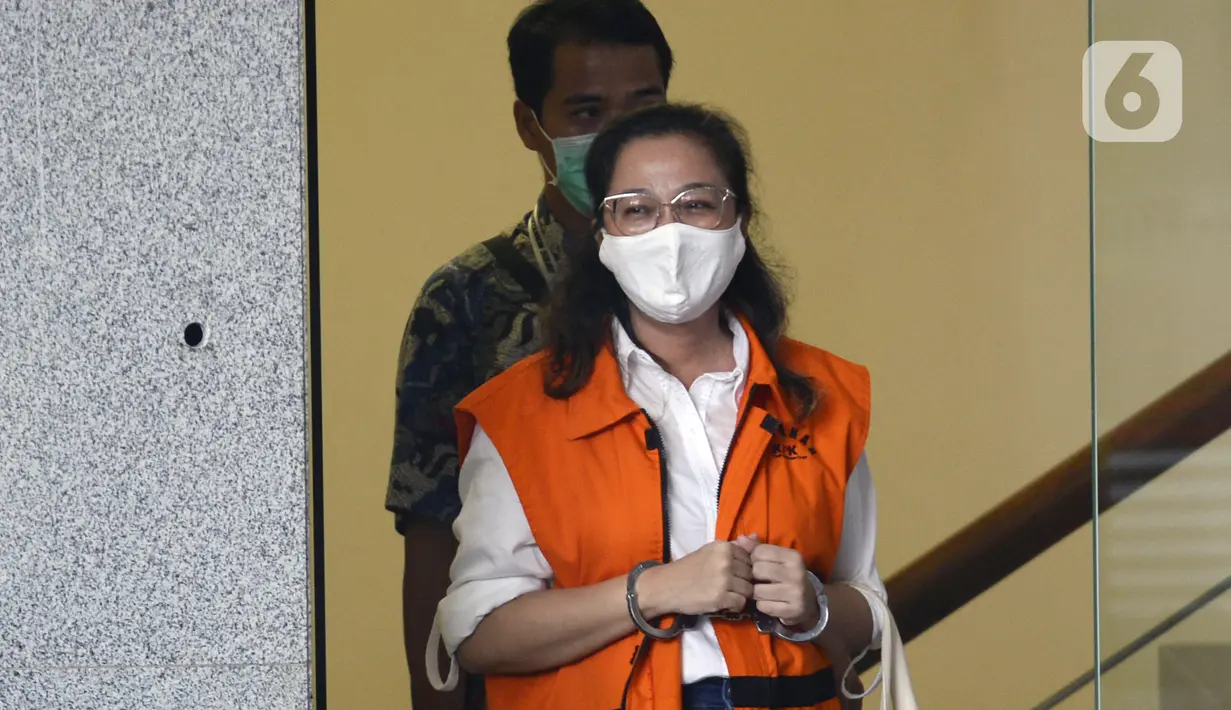 Mantan Asisten Komisioner KPU Wahyu Setiawan, Agustiani Tio Fridelia usai menjalani sidang dakwaan di Gedung KPK, Jakarta, Kamis (28/5/2020). Agustiani Tio Fridelia menjalani sidang dakwaan terkait dugaan suap PAW anggota DPR RI periode 2019-2024, Harun Masiku. (merdeka.com/Dwi Narwoko)