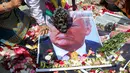 Kepala tengkorak diletakkan di atas poster bergambar Capres AS dari Partai Republik, Donald Trump, saat dukun Peru melakukan ritual prediksi menjelang pemilihan presiden AS, di Lima, Peru, Senin (7/11). (REUTERS/Mariana Bazo)