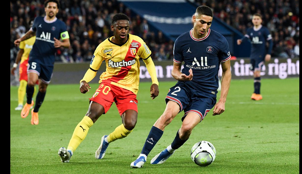 <p>Achraf Hakimi secara resmi menjadi pemain Paris Saint-Germain pada Juni 2021 yang dibeli dari Inter Milan. Sampai saat ini, ia telah melakoni 36 penampilan bersama PSG disemua kompetisi dan mencetak tiga gol dan 6 asisst. (AFP/Alain Jocard)</p>