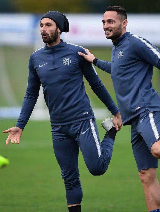 Gelandang Inter Milan, Antonio Candreva (kiri) dan bek Danilo D'Ambrosio melakukan pemanasan saat latihan di Appiano Gentile, Milan, Italia (5/11). Inter akan bertanding melawan Barcelona pada lanjutan grup B Liga Champions. (AFP Photo/Miguel Medina)
