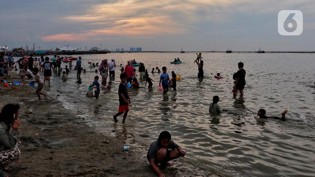 Diserbu Warga, Begini Suasana Pantai Ancol di Hari Kedua Lebaran 2023
