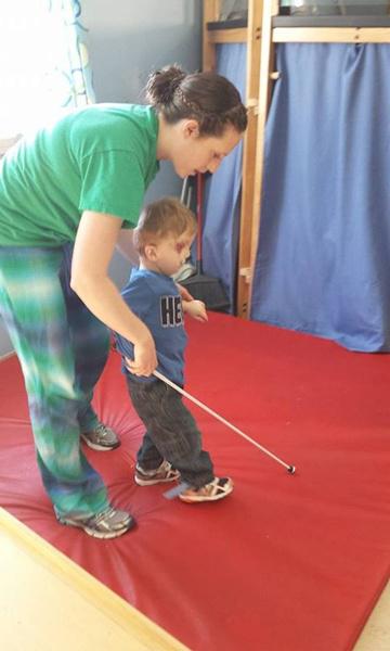 Christian belajar berjalan dengan tongkat.