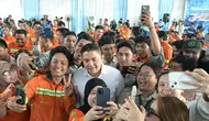 Diserbu Karyawan Buat Foto, Seskab Teddy Nyaris Ditinggal Rombongan Prabowo