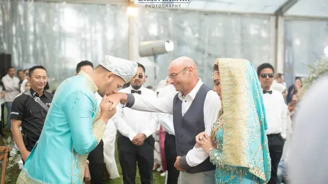 6 Momen Kedekatan Ammar Zoni dengan Ayah Mertua, Terlihat Akrab