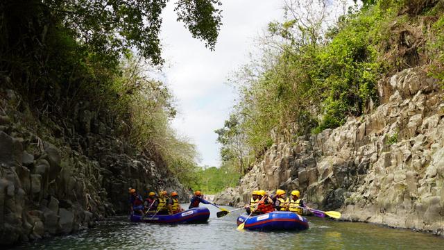 Dua kelompok rombongan pejabat Pemkab Garut, nampak menikmati sajian arum jeram di kawasan wisata tersembunyi Leuwi Kanjeng Dalem, Kecamatan Cibalong, Garut, Jawa Barat.