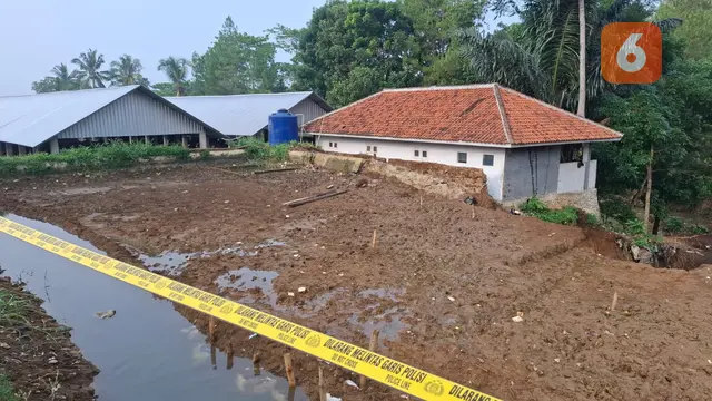 Garis polisi di area kejadian santri meninggal dunia tertimpa dinding pematang kolam di Pondok Pesantren Salafi Terpadu Darussyifa Al-Fithroh (Yaspida) Sukabumi (Liputan6.com/Istimewa).