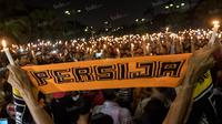 Para suporter Persija, The Jakmania, melakukan aksi seribu lilin dan tabur bunga untuk mengenang anggotanya Muhammad Fahreza yang meninggal diduga akibat tindak kekerasan di SUGBK, Jakarta, Senin (16/5/2016).  (Bola.com/Vitalis Yogi Trisna)