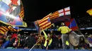 Suporter Barcelona saat mendukung tim kesayangannya bertanding melawan Celta Vigo pada pertandingan lanjutan La Liga Spanyol di stadion Camp Nou (9/11/2019). Barcelona menang telak 4-1 atas Vigo. (AP Photo/Joan Monfort)