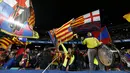 Suporter Barcelona saat mendukung tim kesayangannya bertanding melawan Celta Vigo pada pertandingan lanjutan La Liga Spanyol di stadion Camp Nou (9/11/2019). Barcelona menang telak 4-1 atas Vigo. (AP Photo/Joan Monfort)