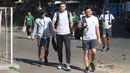 Pelatih Timnas Indonesia, Simon McMemeny dan Yeyen Tumen, berjalan saat akan latihan di Lapangan Gelora Trisakti, Bali, Minggu (13/10). Latihan ini merupakan persiapan jelang laga Kualifikasi Piala Dunia 2022 melawan Vietnam. (Bola.com/Aditya Wany)
