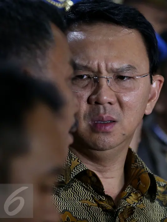 Ekspresi Ahok usai diperiksa Bareskrim, Jakarta, Selasa (22/11). Ahok dijerat Pasal 156 huruf a KUHP dalam kasus penistaan agama dan Pasal 28 ayat 2 UU Nomor 11 T. (Liputan6.com/Johan Tallo)