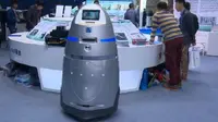 AnBot, robot polisi besutan Universitas Departemen Pertahanan Dalam Negeri Tiongkok (sumber: mirror.co.uk)