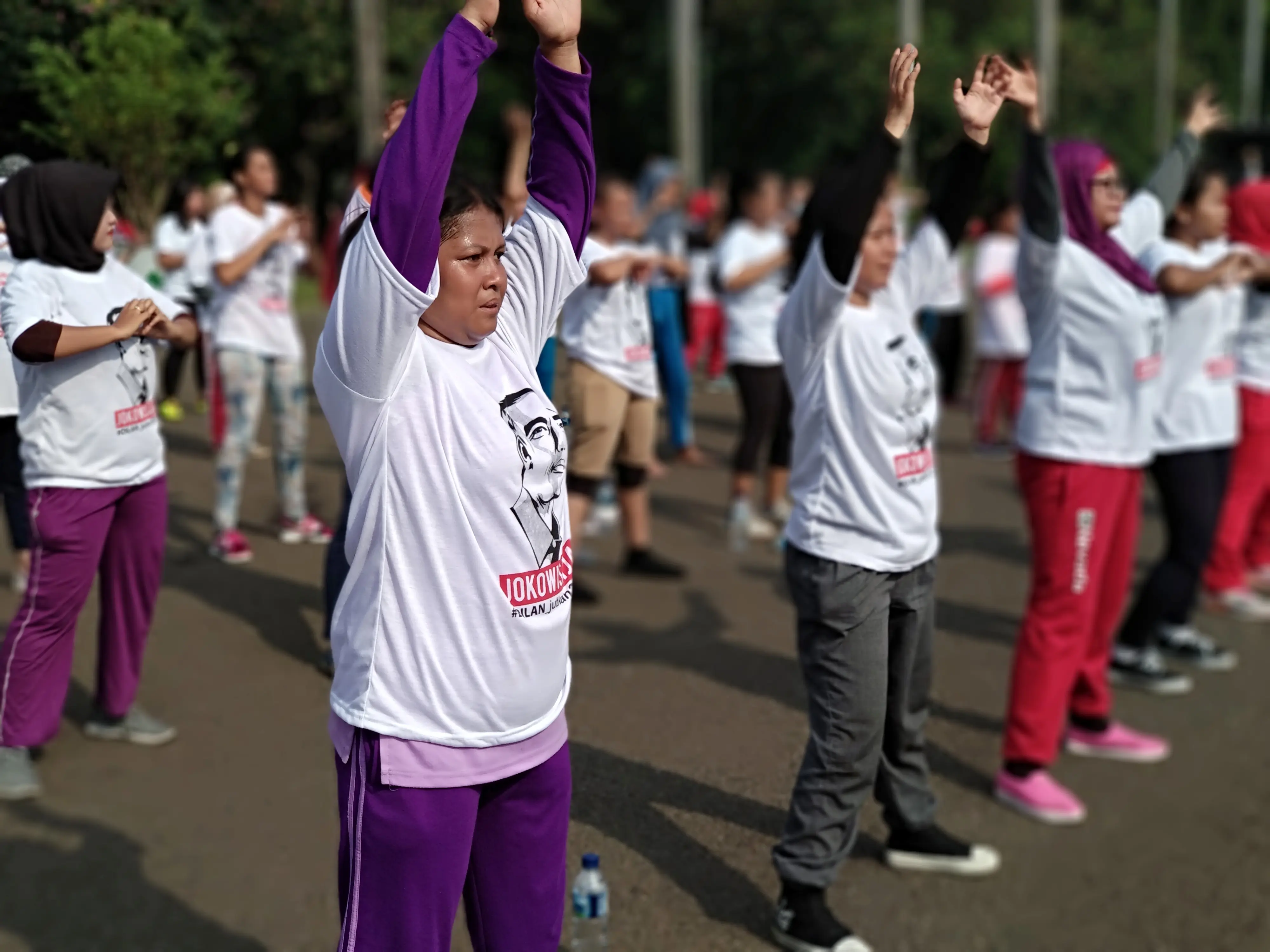 Masyarakat yang mendukung Presiden Jokowi menggelar senam di car free day (CFD), Jakarta. (Liputan6.com/ Putu Merta Surya Putra)