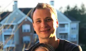 Mantan anggota Korps Marinir Amerika Serikat (AS), Robert Gilman dan saudara perempuannya, Lexie Hudson, di Lilburn, Georgia, pada tahun 2019. (Dok. Gilman family via AP)