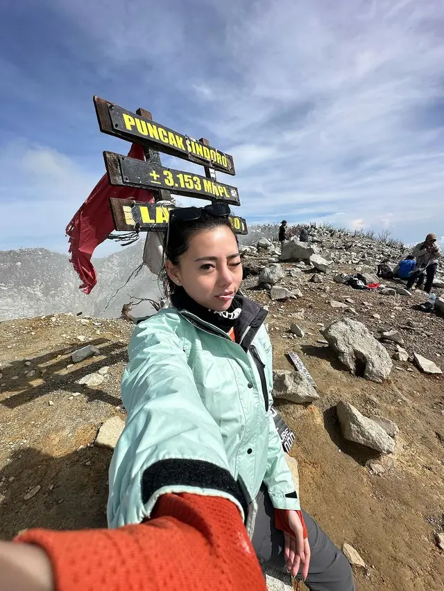 8 Potret Wendy Walters yang Ketagihan Mendaki Gunung, Selalu Jadi Pengalaman Menarik