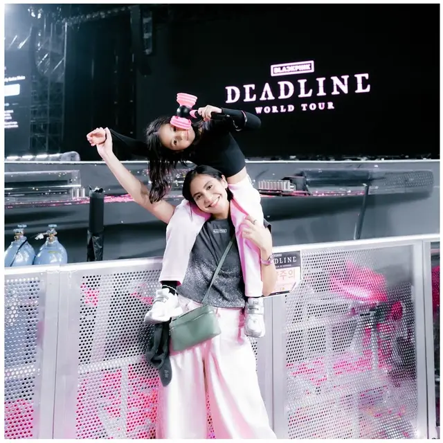 Outfit Kasual 8 Artis Indonesia Nonton Konser BLACKPINK di Korea Selatan