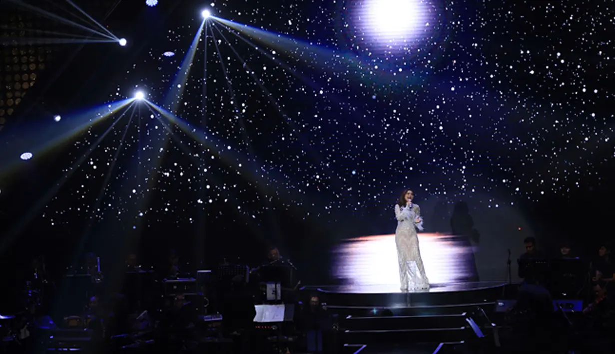 "Alhamdulillah saya mengucapkan terima kasih pak Manoj. Dua bulan lalu saya berbicara dengan Pak Manoj kayaknya nggak mungkin bisa membuat konser dengan persiapan satu bulan. Ini kayak mission impossible sih sebetulnya," ujarnya.(Deki Prayoga/Bintang.com)