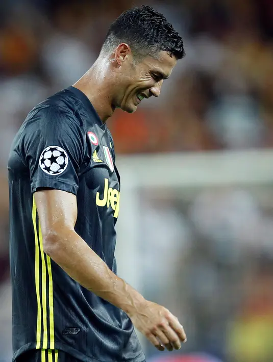 Pemain Juventus, Cristiano Ronaldo bereaksi setelah menerima kartu merah saat melawan Valencia pada matchday pertama Grup H Liga Champions, di Stadion Mestalla, Rabu (19/9). Berurai air mata Ronaldo meninggalkan Stadion Mestalla. (AP/Alberto Saiz)