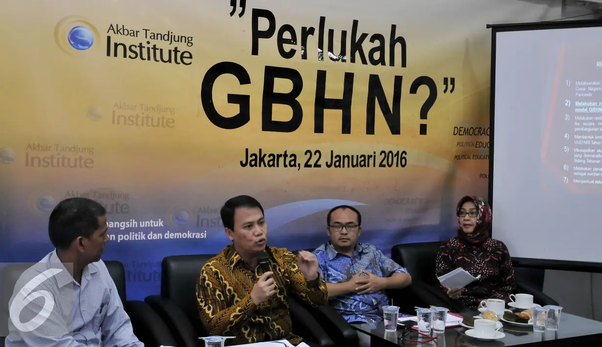 Ketua Fraksi PDIP MPR Ahmad Basarah (kedua kiri) bersama moderator, Alfan Alvian (tengah), dan  Akedemis UI/Mantan KPU, Velina Sinka S, Dalam diskusi bertajuk "Perlukah GBHN" di Akbar Tandjung Institute, Jakarta, Jumat (22/1). (Liputan6.com/Johan Tallo)