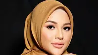 Macam-macam gaya hijab segi empat ini menjadi trend yang digeluti para hijabers, tak terkecuali selebritas Tanah Air. (Instagram/aurelie.hermansyah).