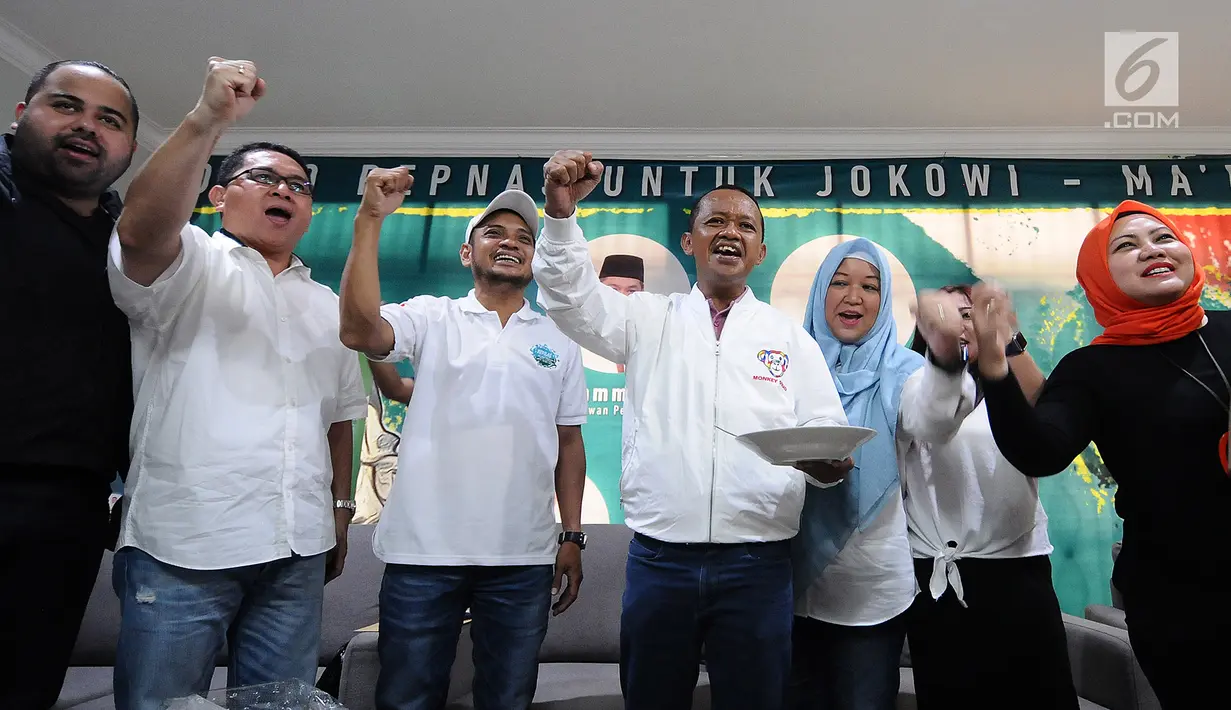 Ketua Dewan Pembina Repnas, Bahlil Lahadalia (tengah) saat menghadiri syukuran menyambut kemenangan Jokowi-Ma'ruf Amin di Jakarta, Sabtu (20/4). Syukuran kemenangan digelar berdasarkan pantauan hitung cepat tim internal yang memenangkan pasangan nomor urut 01. (Liputan6.com/Herman Zakharia)