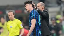 Pelatih AC Milan Massimiliano Allegri (kanan) menyentuh kepala pemain Inter Milan Alessandro Bastoni saat laga Serie A/Liga Italia antara AC Milan vs Inter Milan di Milan, Italia, Minggu, 8 Maret 2026. (AP Photo/Luca Bruno)