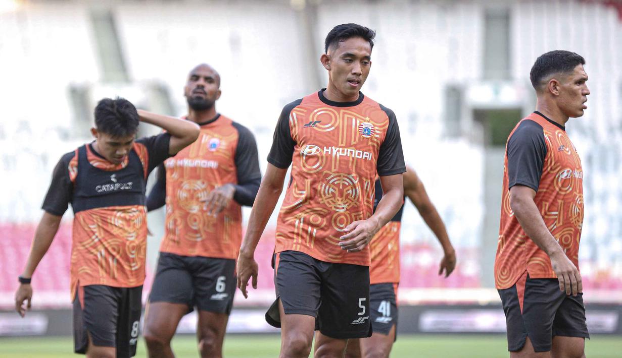 Persija tidak boleh mengulang kembali kesalahan pada laga sebelumnya, seperti ketika bermain imbang 1-1 lawan PSIM Yogyakarta. Tampak dalam foto, pemain persija Jakarta, Rizky Ridho (kedua kanan) saat latihan resmi jelang laga melawan Persis Solo pada pekan ke-30 BRI Super League di Stadion Utama Gelora Bung Karno SUGBK), Jakarta, pada Minggu (26/4/2026). (Bola.com/Abdul Aziz)