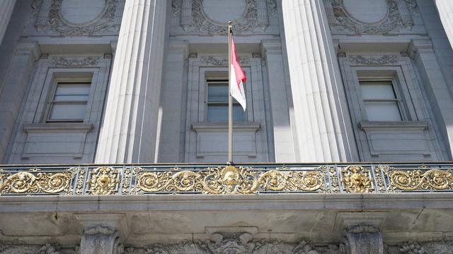 Pengibaran bendera di Balai Kota San Francisco dalam rangka Hari Ulang Tahun (HUT) ke-77 Republik Indonesia. (Dok: KBRI San Fransisco)