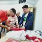 Allianz Explorer Camp Asia Ambassador & FC Bayern Legend, Martín Demichelis (kiri), sedang menandatangani jersey milik fans, Minggu (23/6/2019).