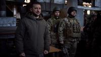 Presiden Ukraina Volodymyr Zelenskyy (kiri) berbicara kepada tentara di lokasi pertempuran terberat melawan Rusia di Bakhmut, Ukraina, 20 Desember 2022. Mengambil Bakhmut akan merusak jalur pasokan Ukraina dan membuka rute bagi pasukan Rusia untuk maju terus menuju Kramatorsk dan Sloviansk, benteng utama Ukraina di wilayah tersebut. (Ukrainian Presidential Press Office via AP)