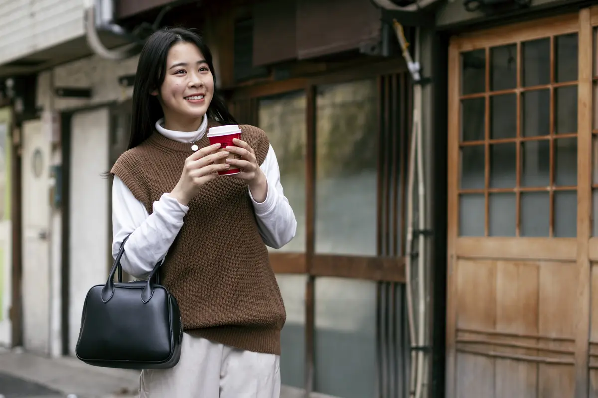 wanita april tersenyum manis